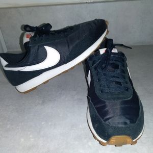 Nike Daybreak Black Summit White Running Shoes Women’s Size 7.5 CK2351-001 - EUC